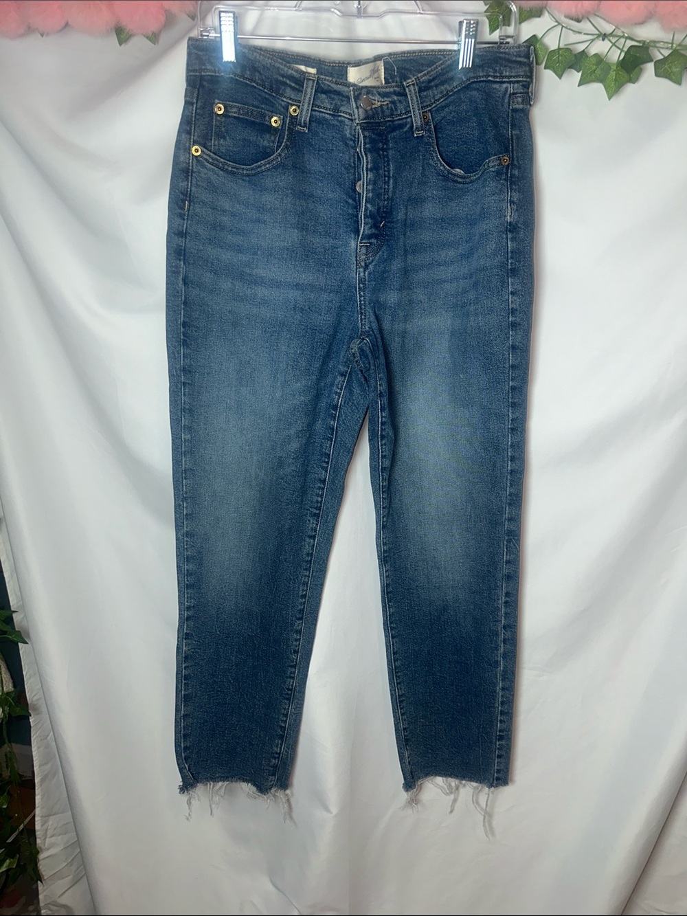 Universal Thread Dark Blue Cropped Straight Jeans with Frayed Hem